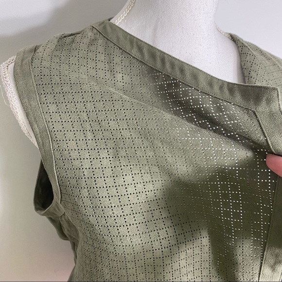 Chico’s Laser Cut Faux Leather Vest Sz 1 Medium Green No Closure - Picture 4 of 10